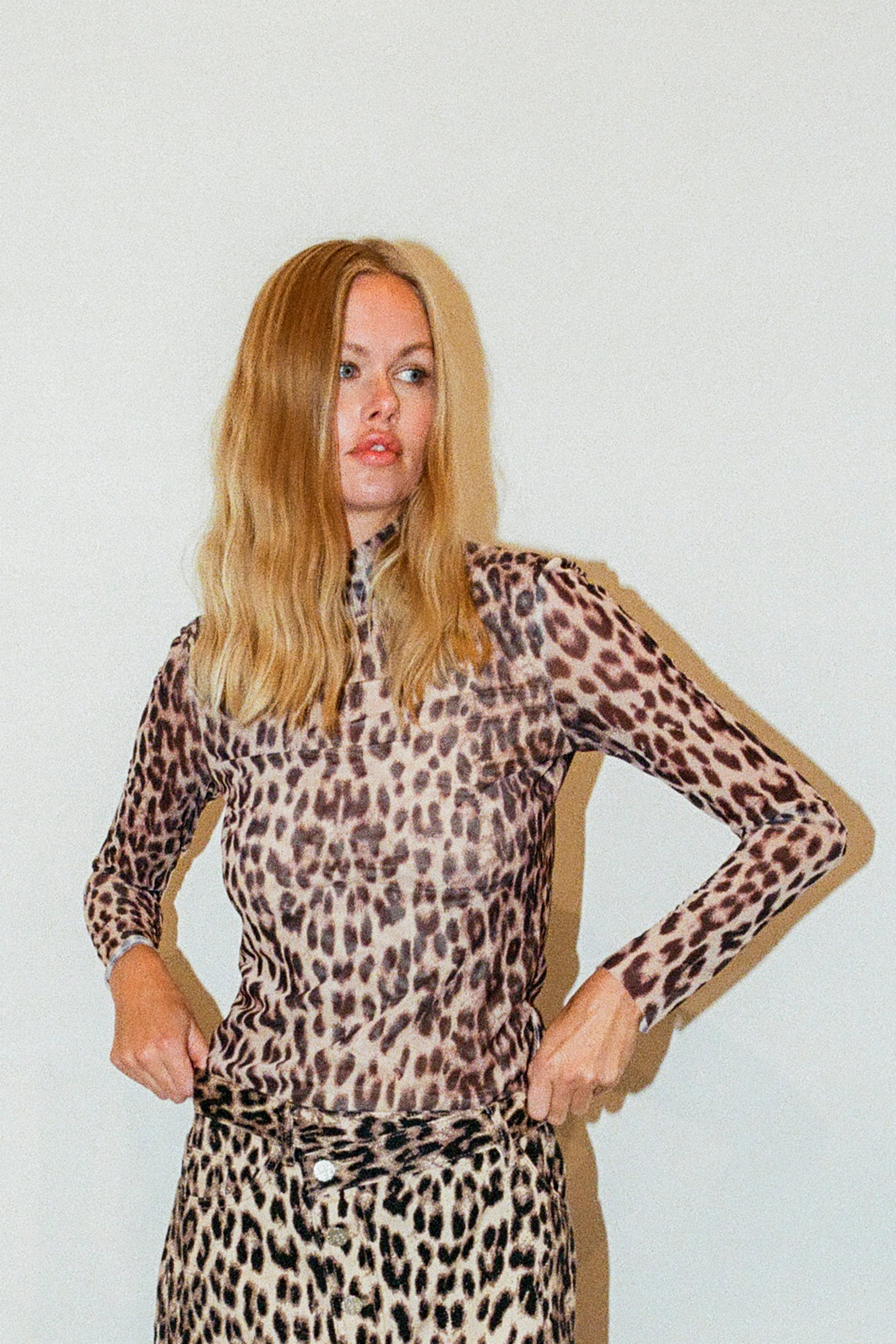 CAMISETA Baum und Pferdgarten AW25 Jodi brown leopard