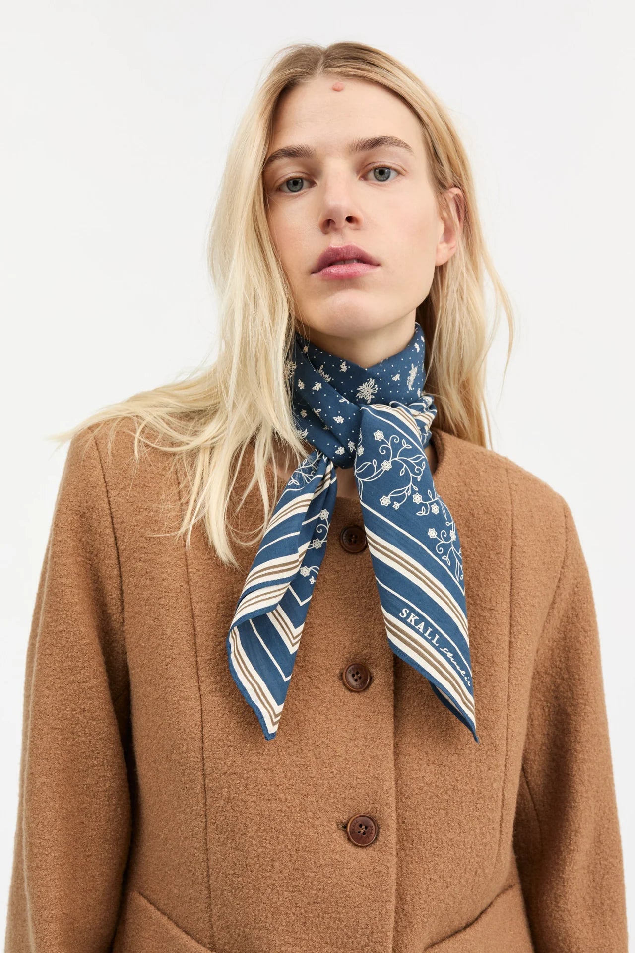 PAÑUELO, BANDANA Skall Studio AW25 classic 90x90 navy