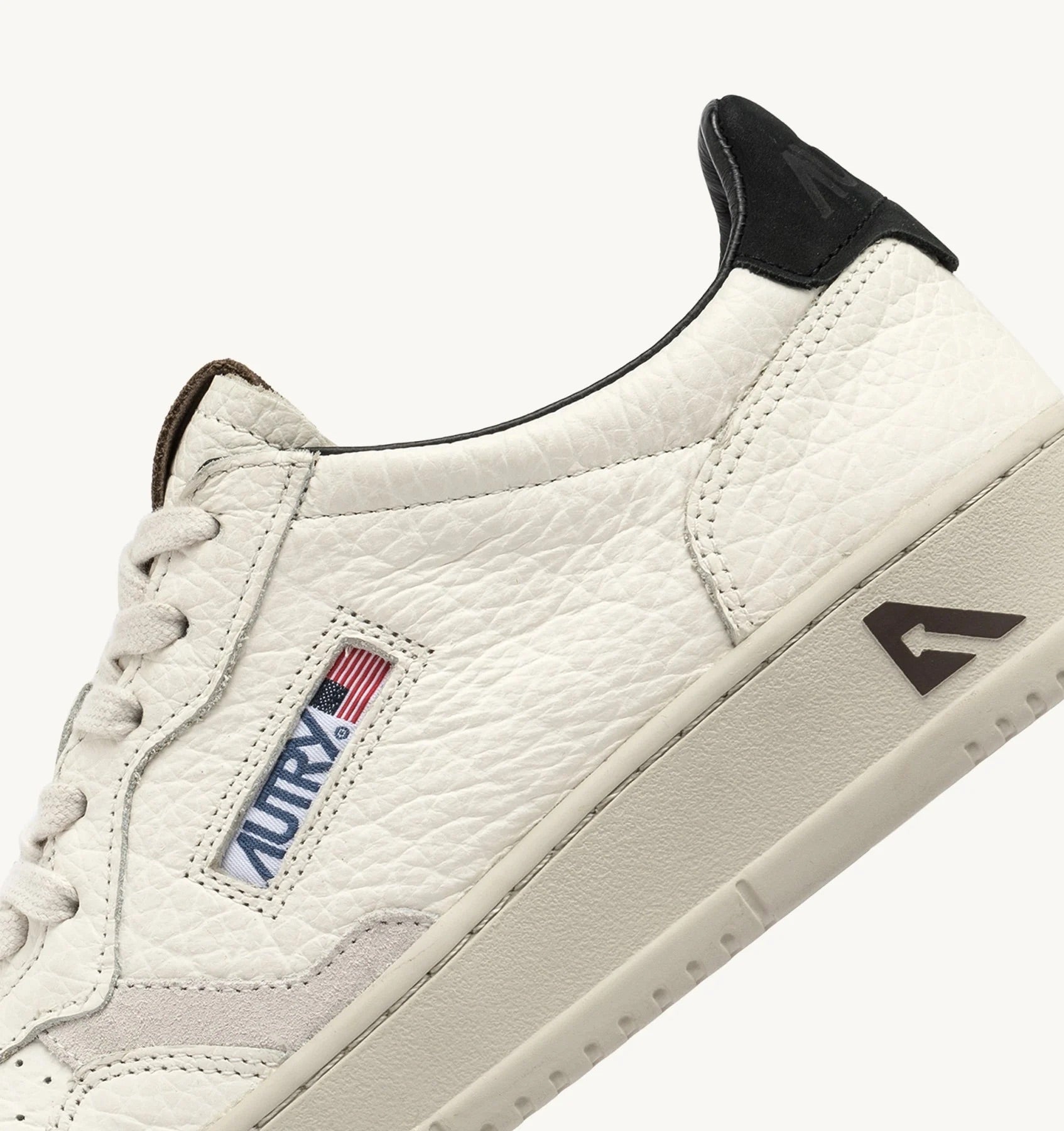 DEPORTIVAS Autry SNEAKER MEDALIST LOW DE PIEL Y DETALLES PINECONE Y NEGRO