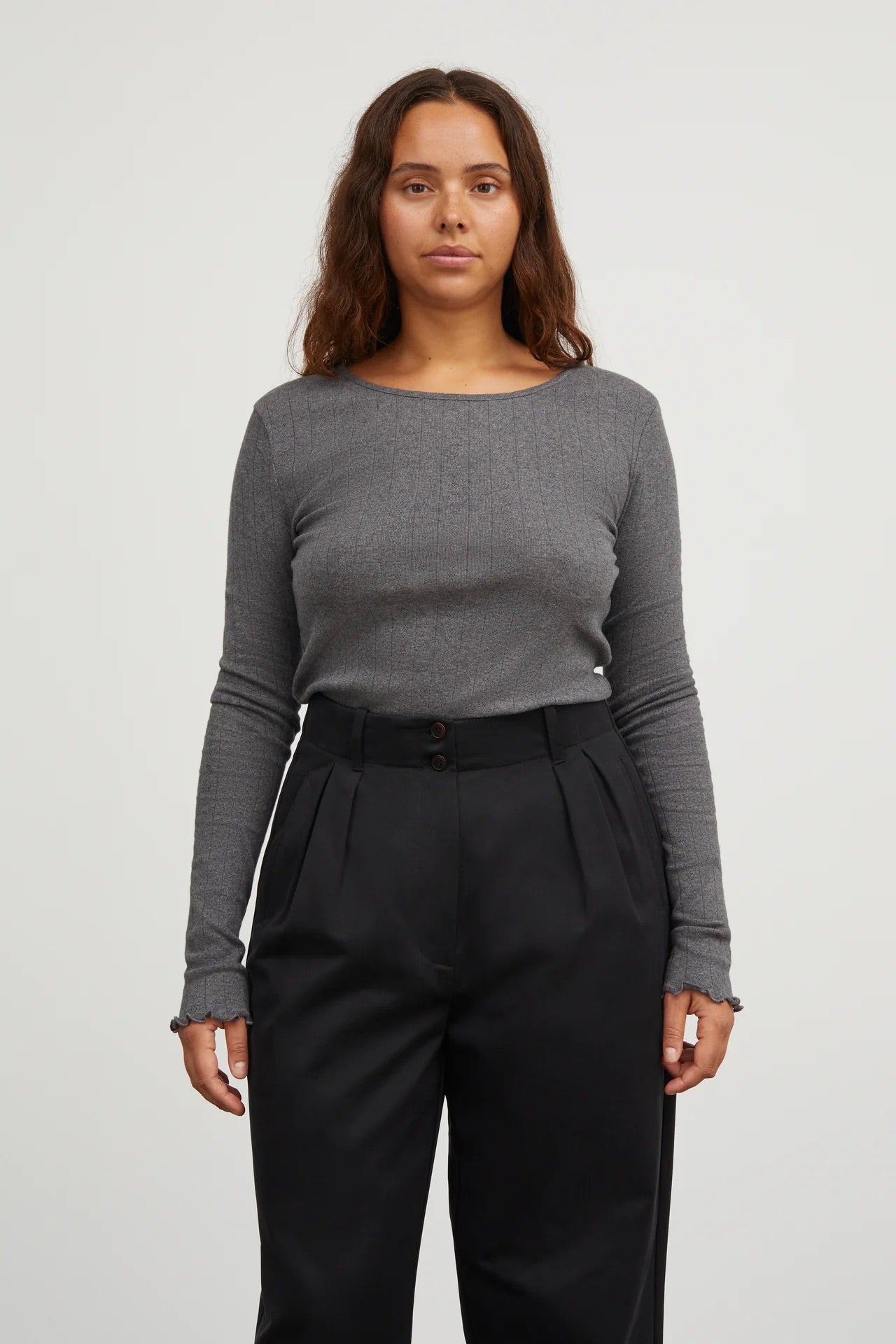 CAMISETA Skall Studio AW25 Edie dk grey melange