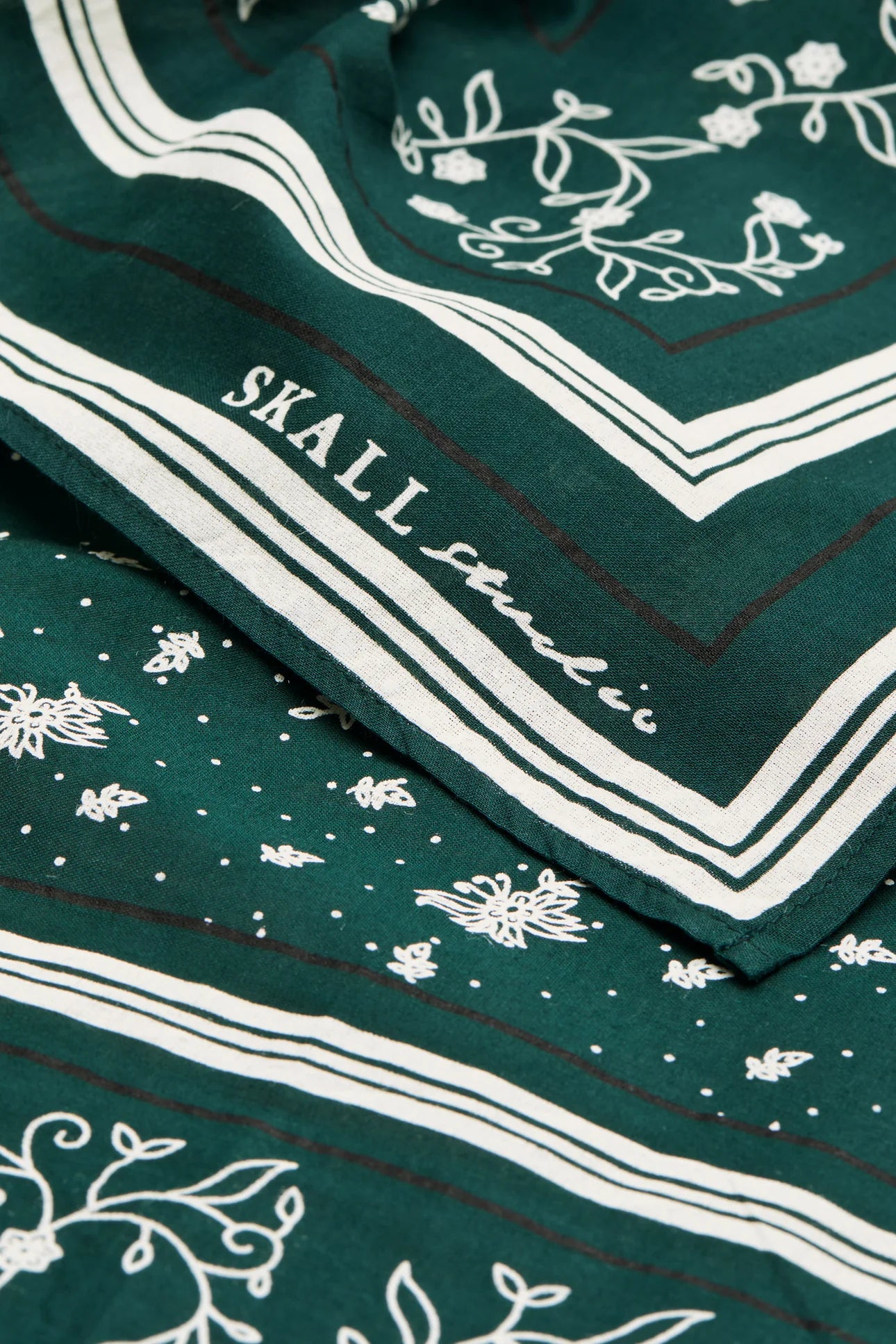 PAÑUELO, BANDANA Skall Studio AW25 classic 90x90 pine green