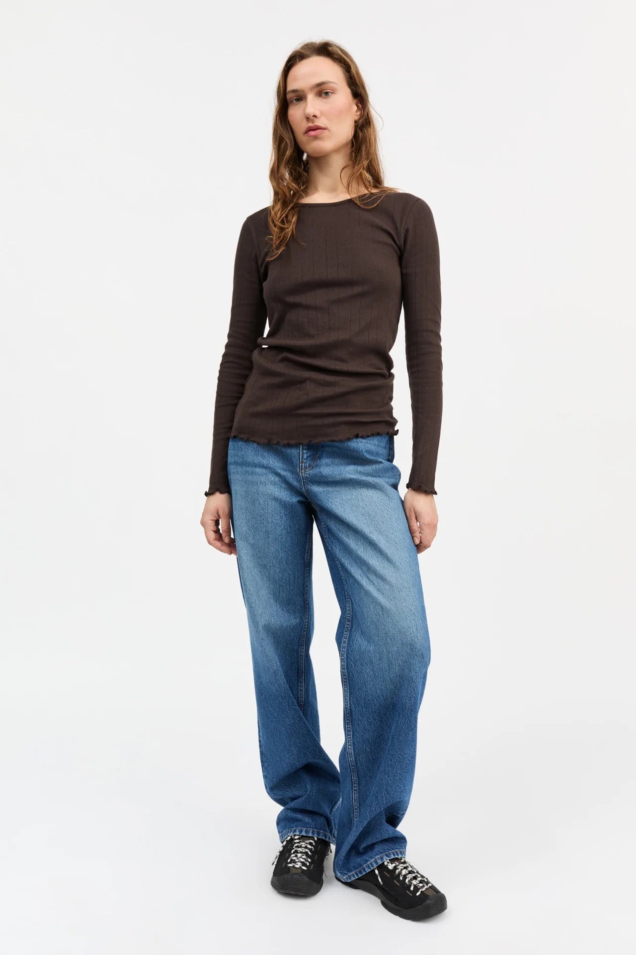 CAMISETA Skall Studio AW25 Edie dk brown