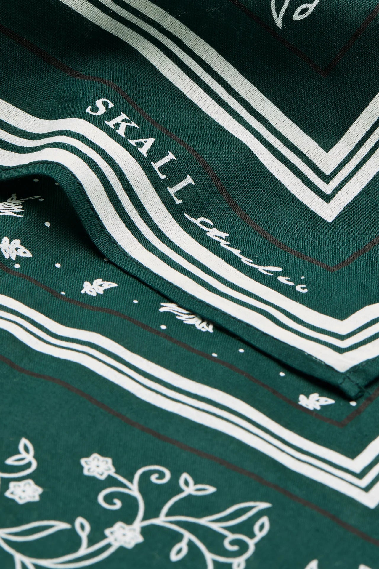 PAÑUELO, BANDANA Skall Studio AW25 classic 55x55 pine green