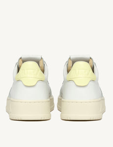 DEPORTIVAS Autry MEDALIST LOW SNEAKERS IN WHITE AND LIME LEATHER