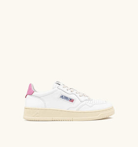 DEPORTIVAS Autry MEDALIST LOW SNEAKERS IN WHITE AND MAUVE PINK LEATHER