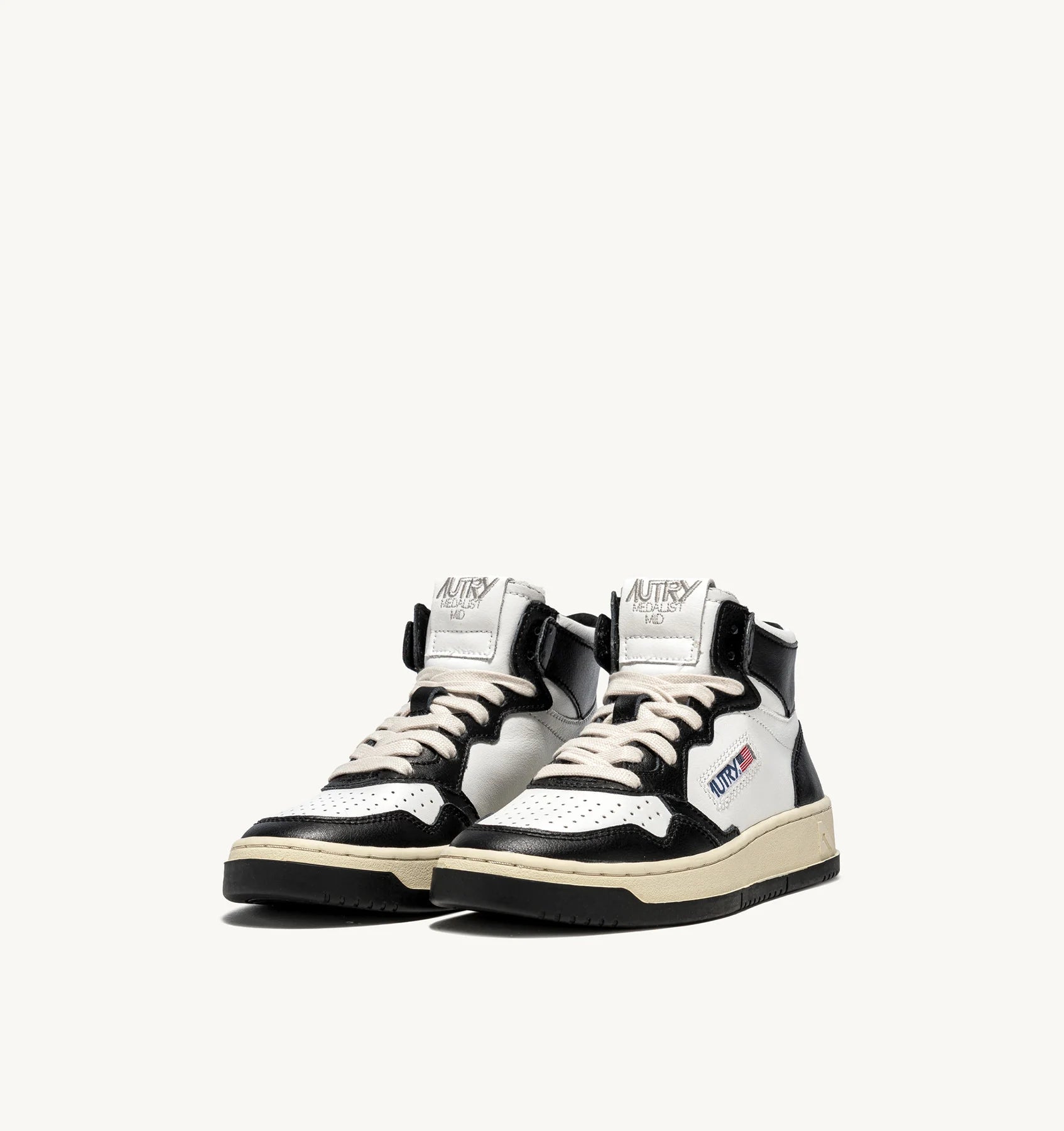 DEPORTIVAS Autry AW23 TWO-TONE MEDALIST MID SNEAKERS IN LEATHER COLOR WHITE AND BLACK