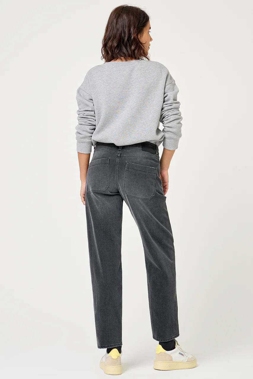 JEANS Five AW25 Lya worker night