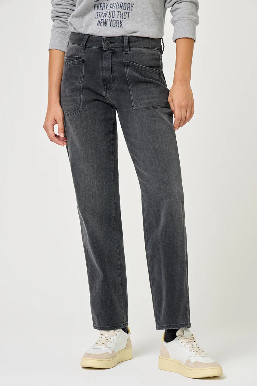 JEANS Five AW25 Lya worker night