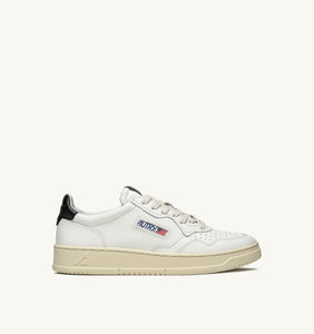 DEPORTIVAS Autry MEDALIST LOW SNEAKERS IN WHITE AND BLACK LEATHER