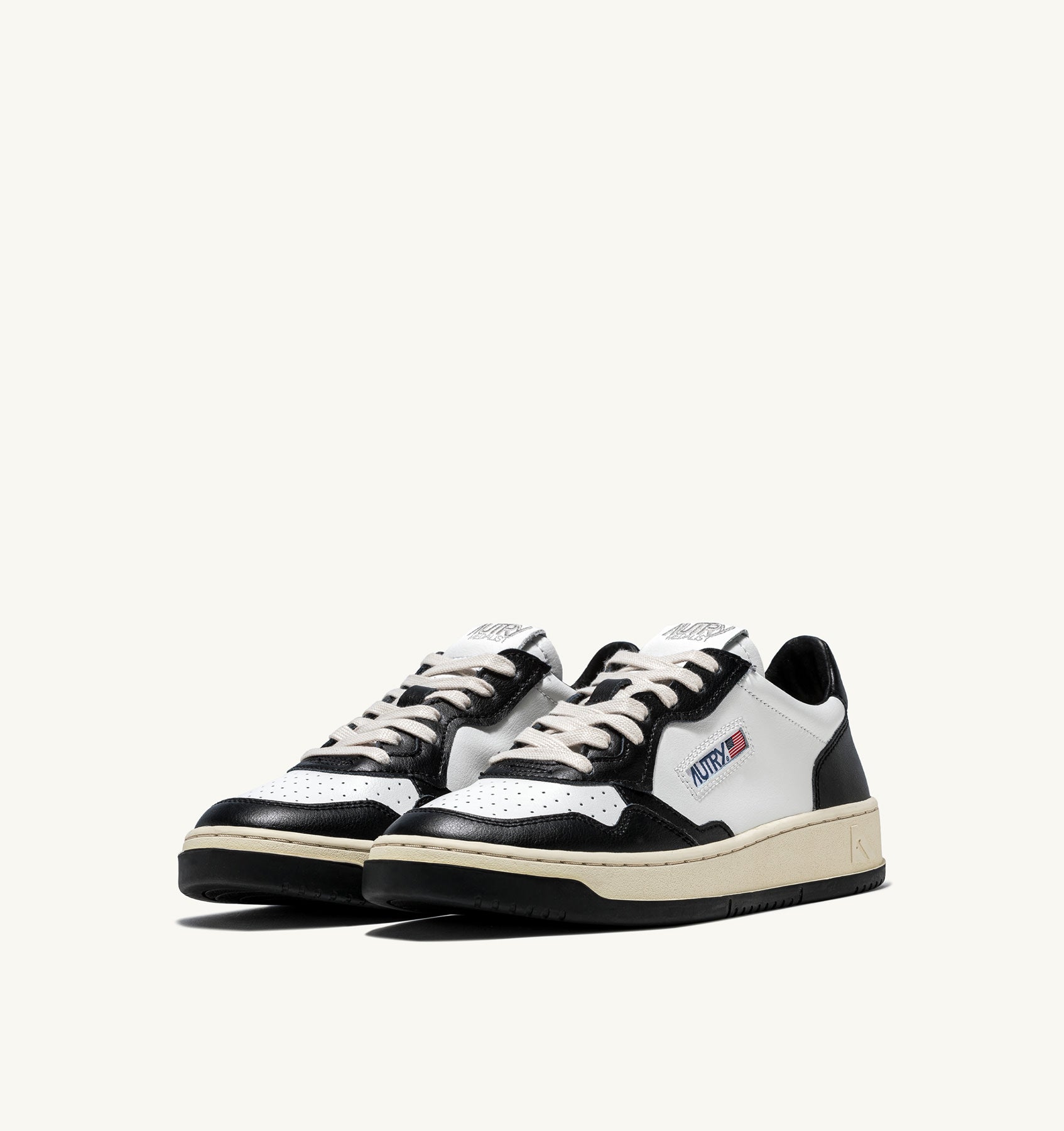 DEPORTIVAS Autry TWO-TONE MEDALIST LOW SNEAKERS IN LEATHER COLOR WHITE AND BLACK
